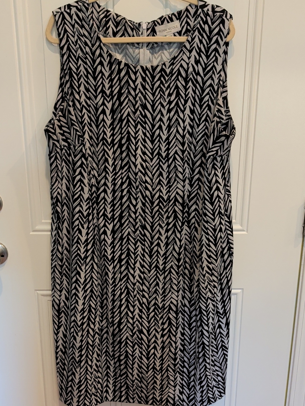 Ronni Nicole Black & White Sleeveless Midi Shift Dress